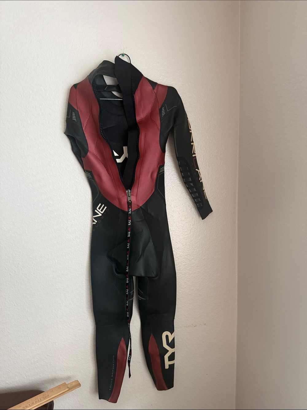 TYR Black Fullsleeve hurricane Wetsuit with Burgundy Panels Sz S back zip - Picture 7 of 14